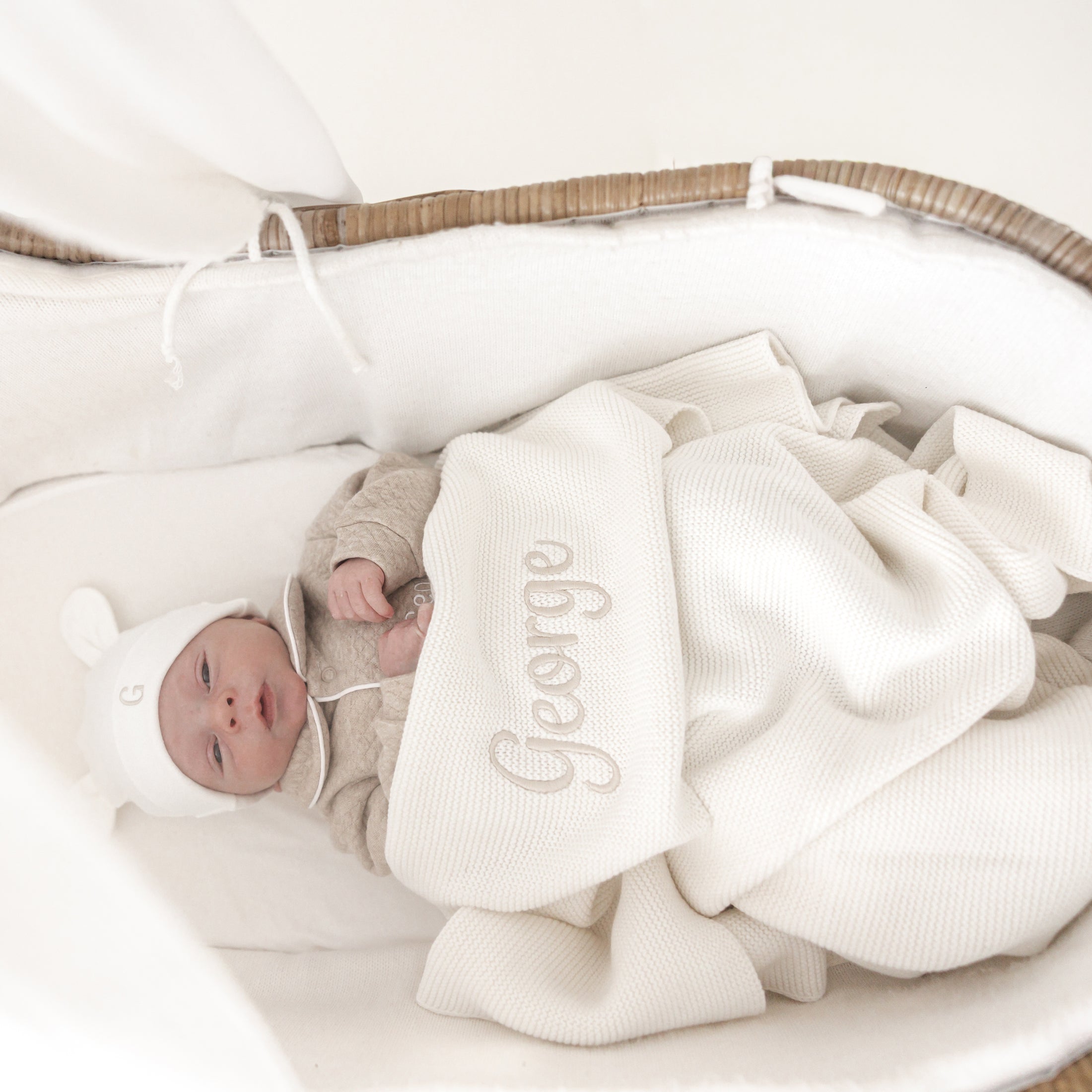 babydeken met naam in babykamer decoratie