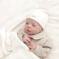 Afbeelding laden in Galerijviewer, Babymutsje met naam gecombineerd met kruipakje – stijlvolle en zachte baby outfit, ideaal als geboortepakje
