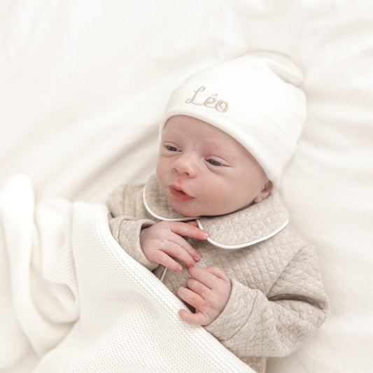 Babymutsje met naam gecombineerd met kruipakje – stijlvolle en zachte baby outfit, ideaal als geboortepakje