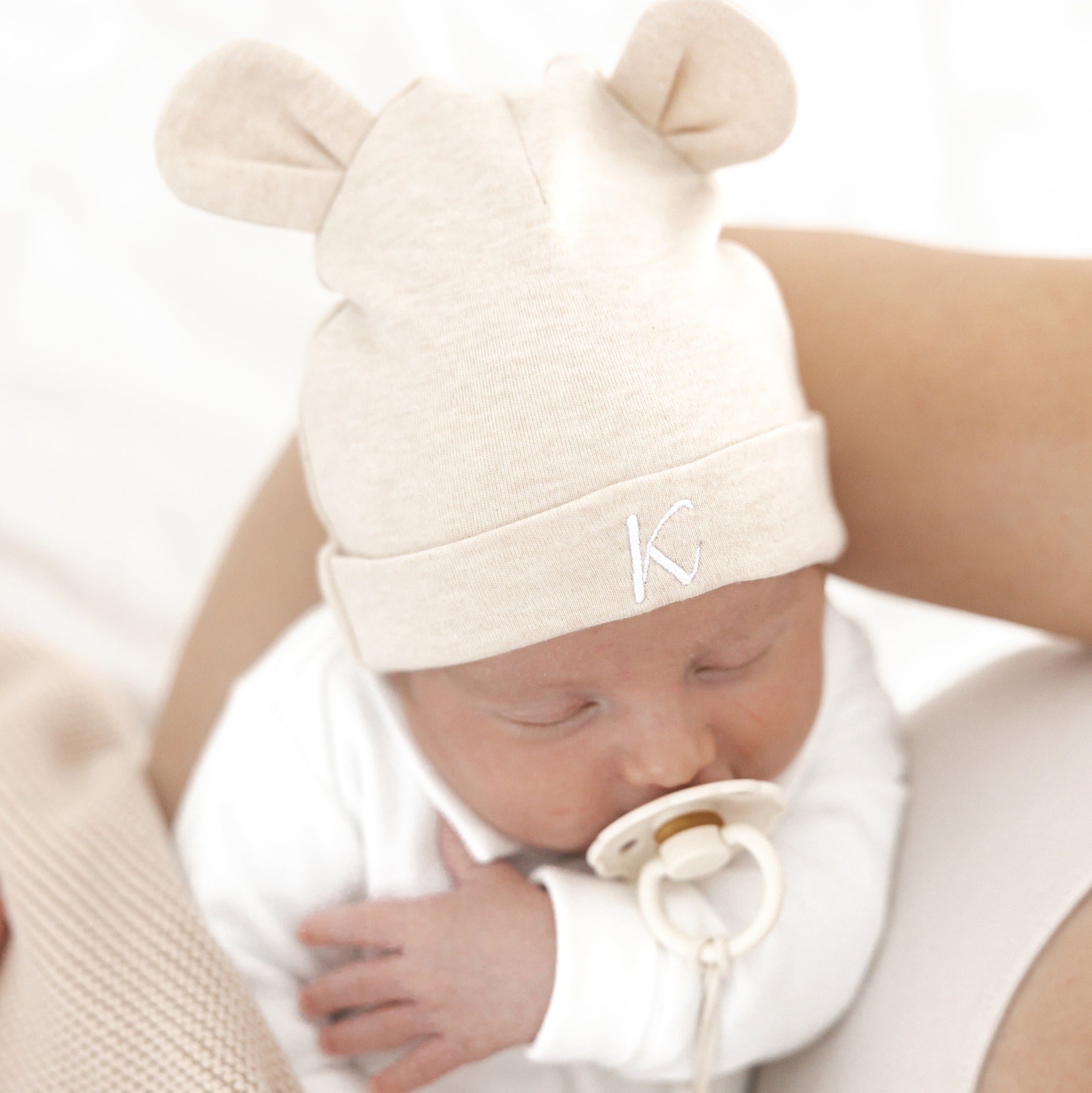 Babymutsje met berenoortjes en naam – zachte newborn outfit in beige of wit, ideaal geboortepakje of babycadeau