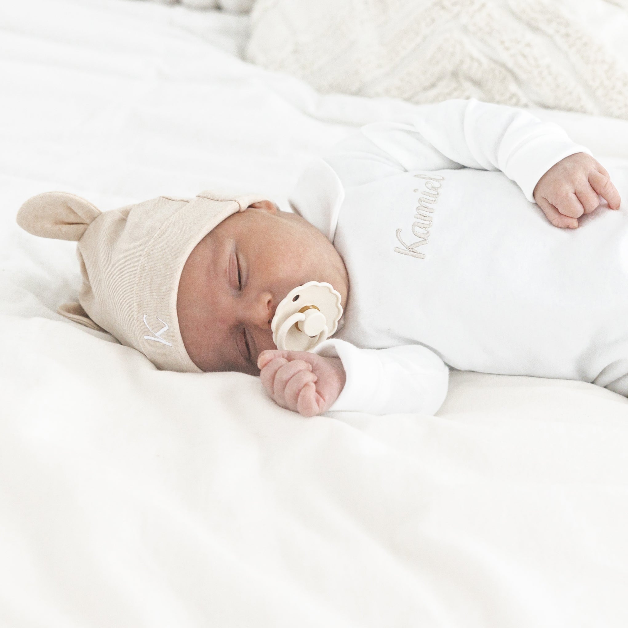 Babymutsje met oortjes en naam – zacht gepersonaliseerd newborn mutsje met berenoortjes in beige of wit, handgemaakt door Little Steps