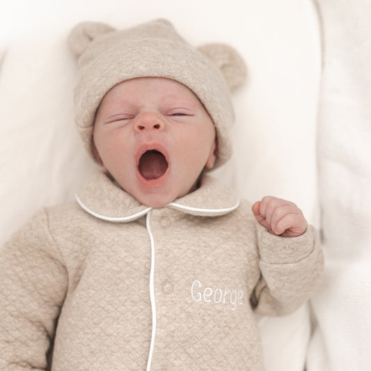Babymutsje George gecombineerd met kruipakje – luxueuze babyset in neutrale tinten, gepersonaliseerd met naam