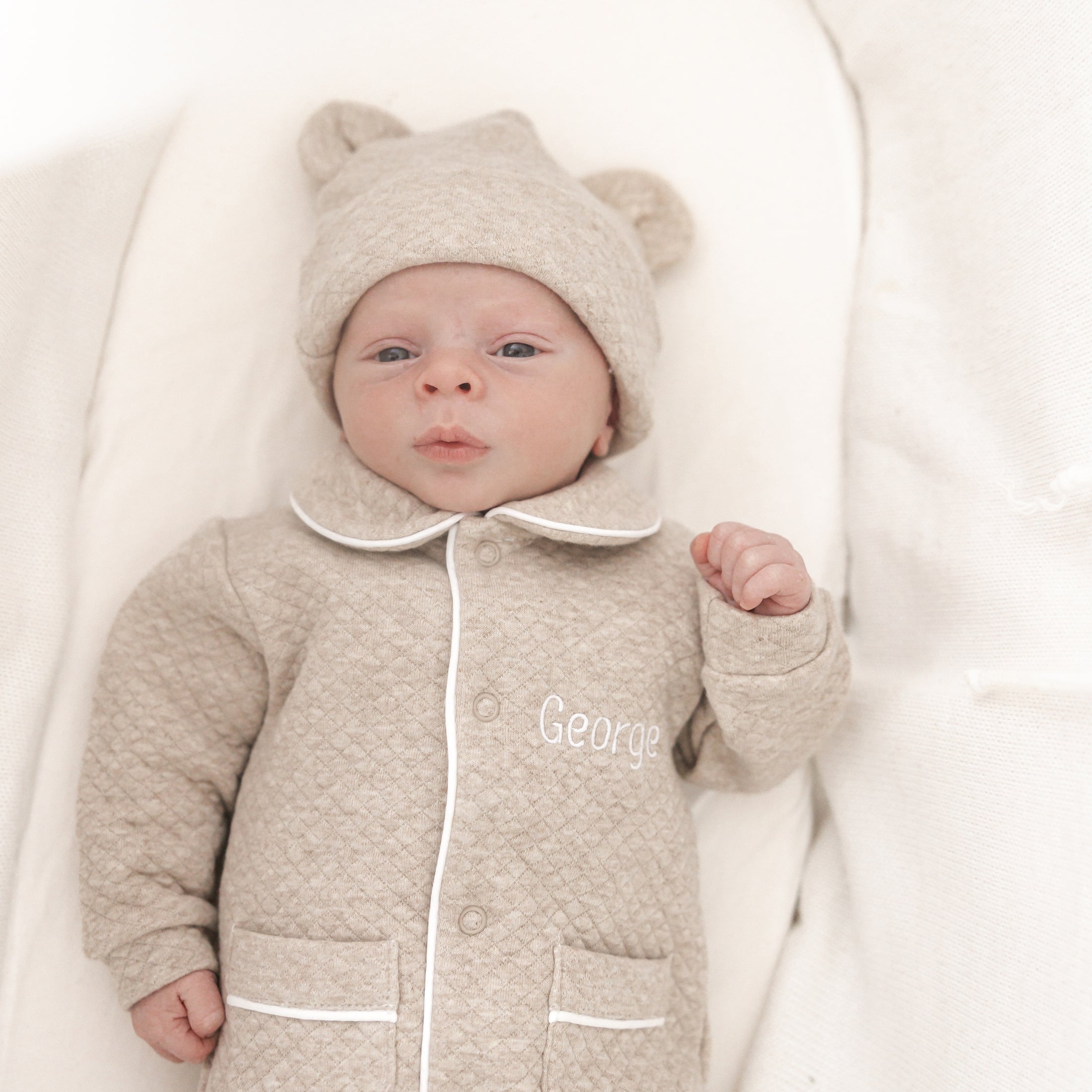 Babymutsje George met oortjes – zacht en luxueus babymutsje in structuurstof, perfect te combineren met kruippakje George van Little Steps
