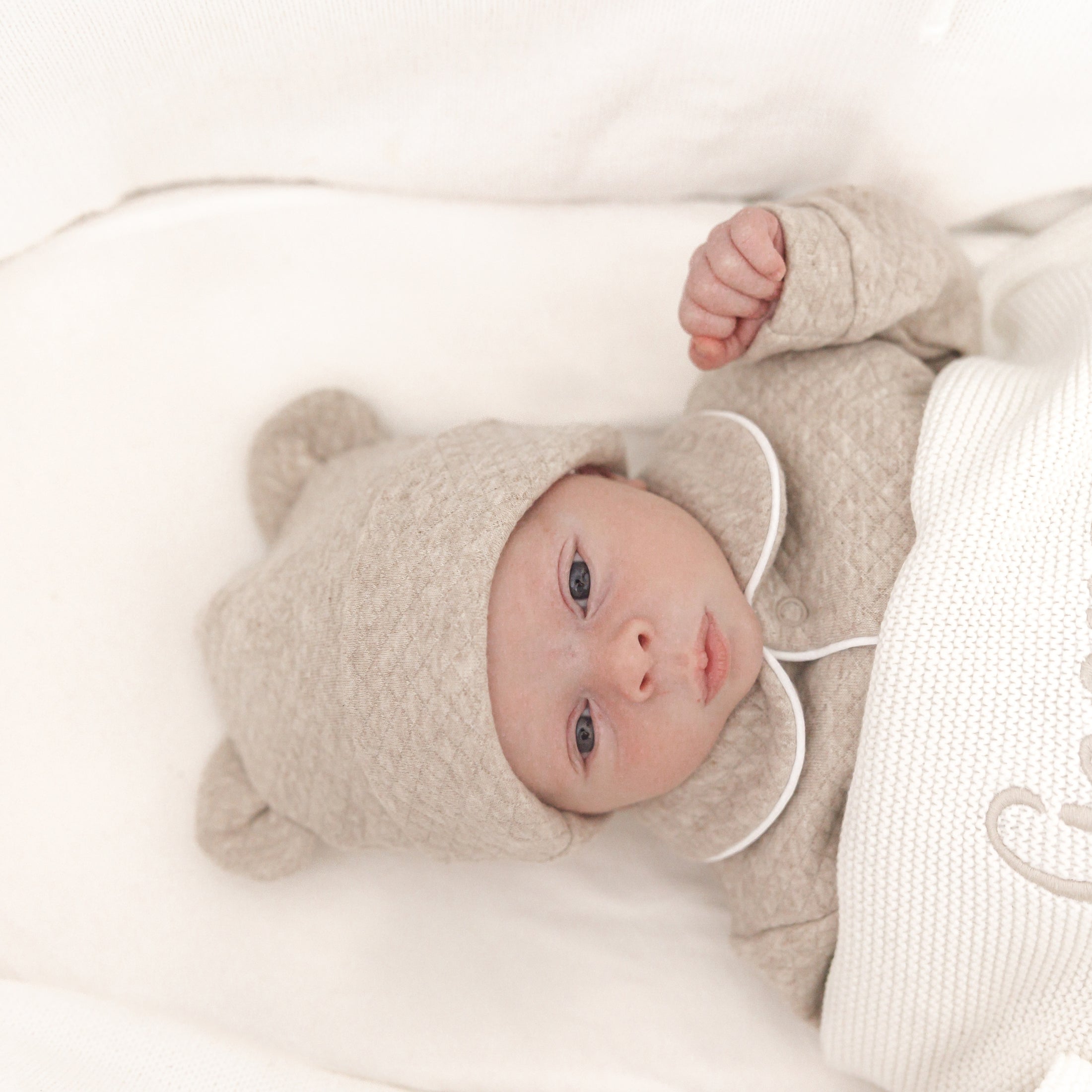 Babymutsje George gecombineerd met kruippakje – luxueuze babyset in neutrale tinten, gepersonaliseerd met naam