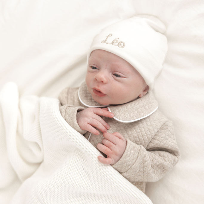 Babymutsje met naam – zacht gepersonaliseerd newborn mutsje in gebroken wit of beige, handgemaakt door Little Steps