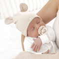 Afbeelding laden in Galerijviewer, Babymutsje met berenoortjes en naam – zachte newborn outfit in beige of wit, ideaal geboortepakje of babycadeau
