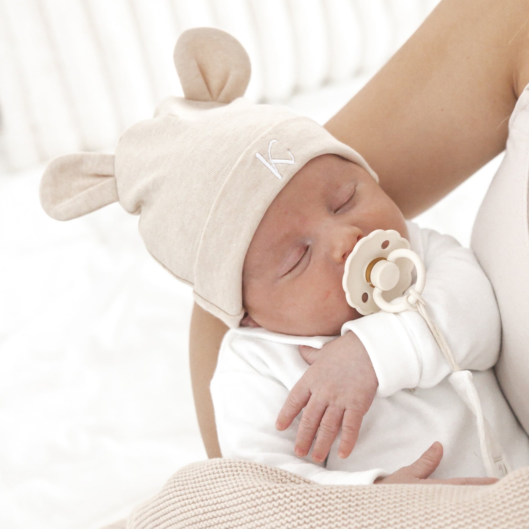 Babymutsje met berenoortjes en naam – zachte newborn outfit in beige of wit, ideaal geboortepakje of babycadeau