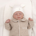 Afbeelding laden in Galerijviewer, Babymutsje met oortjes en naam – zacht gepersonaliseerd newborn mutsje met berenoortjes in beige of wit, handgemaakt door Little Steps
