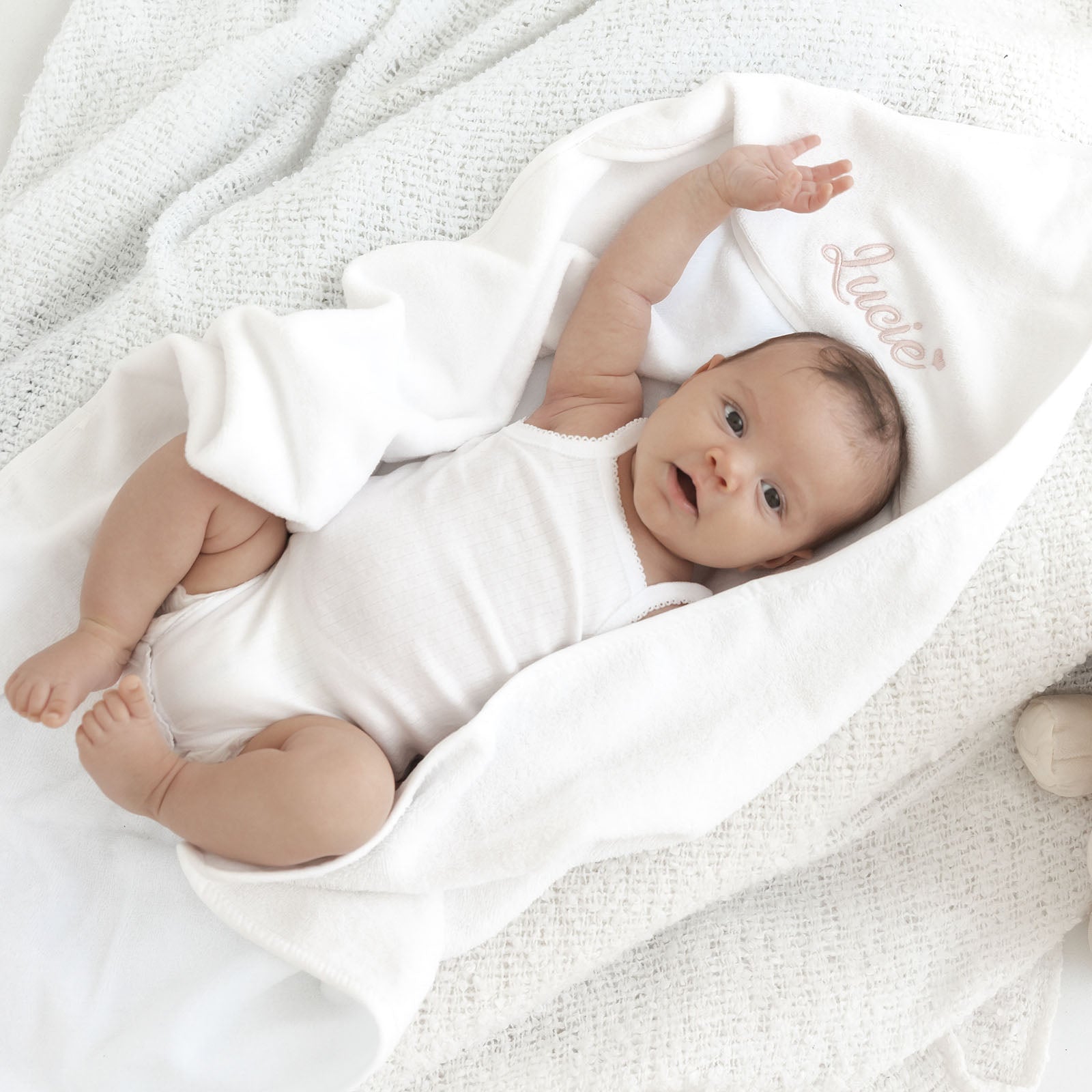 Witte badcape met naam geborduurd – Little Steps