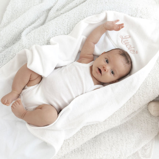 Witte badcape met naam geborduurd – Little Steps
