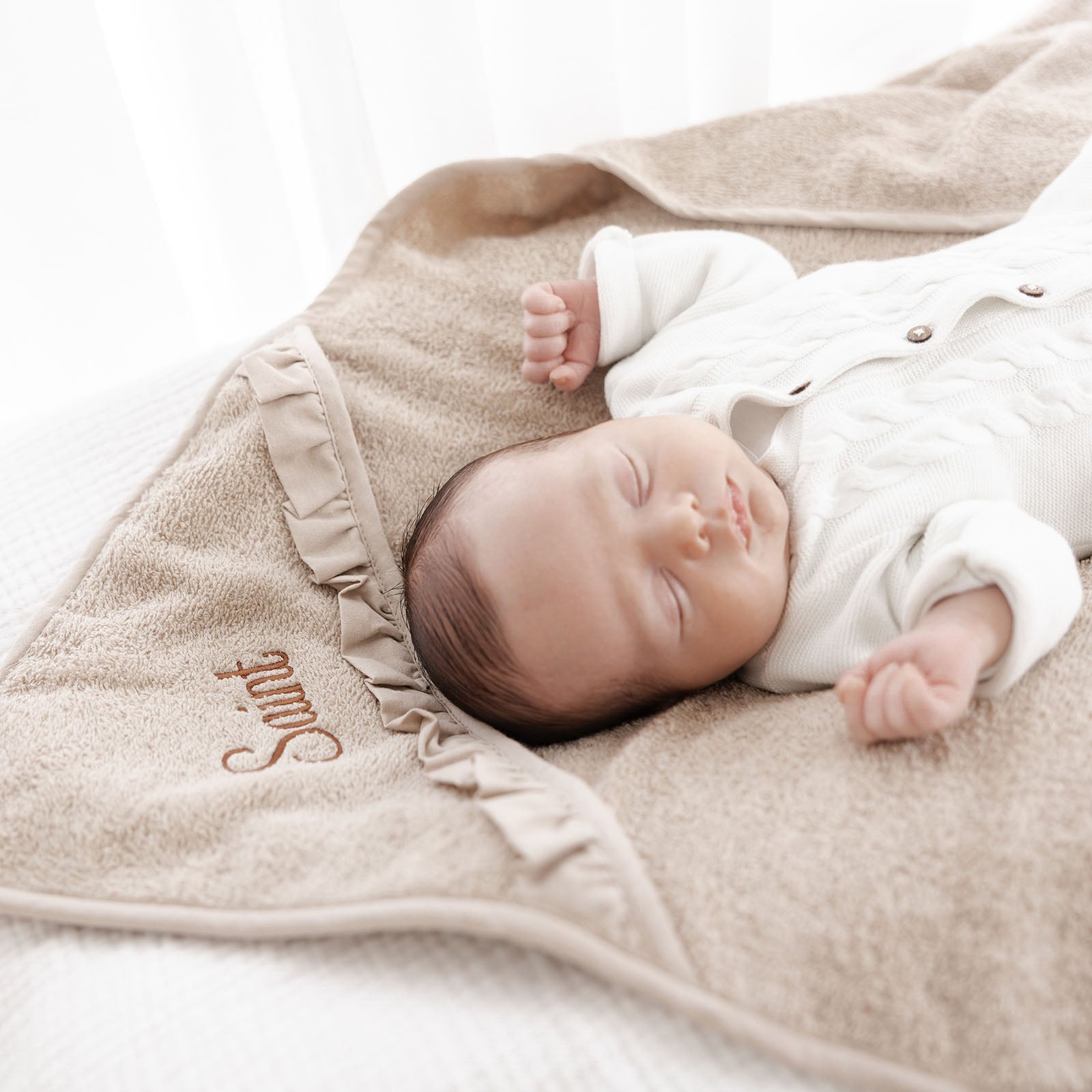 Badcape Ruffle met naam geborduurd – zachte badstof badcape met ruffeltje van Little Steps