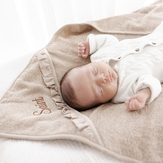 Badcape Ruffle met naam geborduurd – zachte badstof badcape met ruffeltje van Little Steps