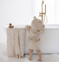Afbeelding laden in Galerijviewer, gepersonaliseerde babybadjas met naam in beige – Little Steps
