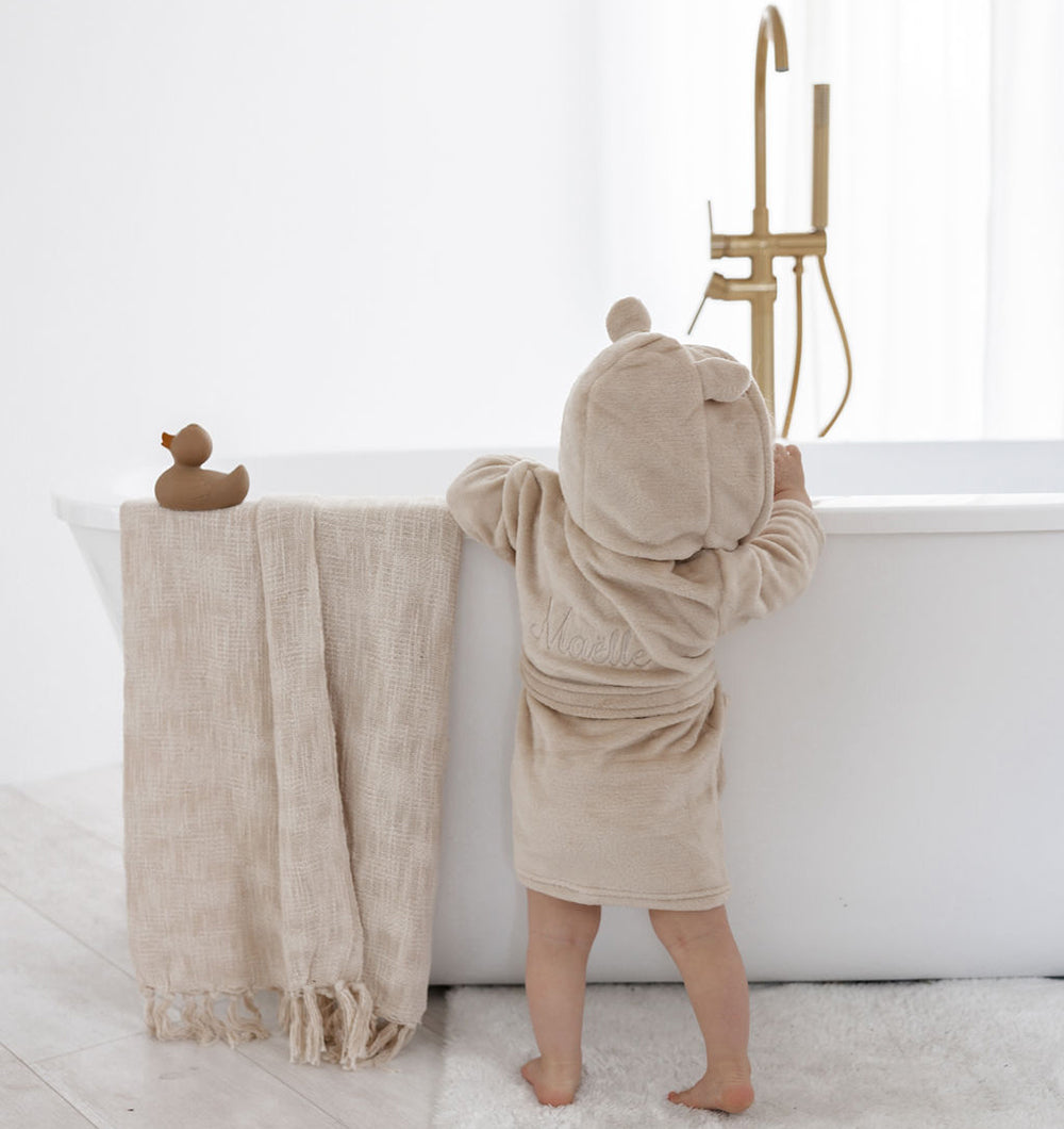 gepersonaliseerde babybadjas met naam in beige – Little Steps