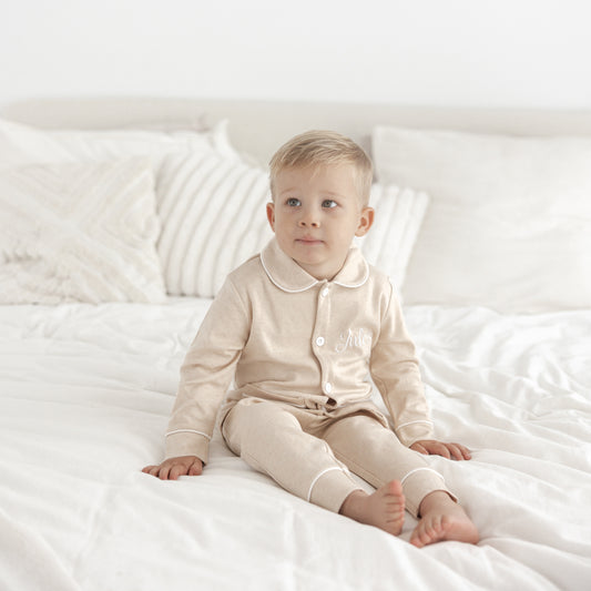 Beige pyjama Lou met naam geborduurd – persoonlijk en liefdevol cadeautje voor de allerkleinsten