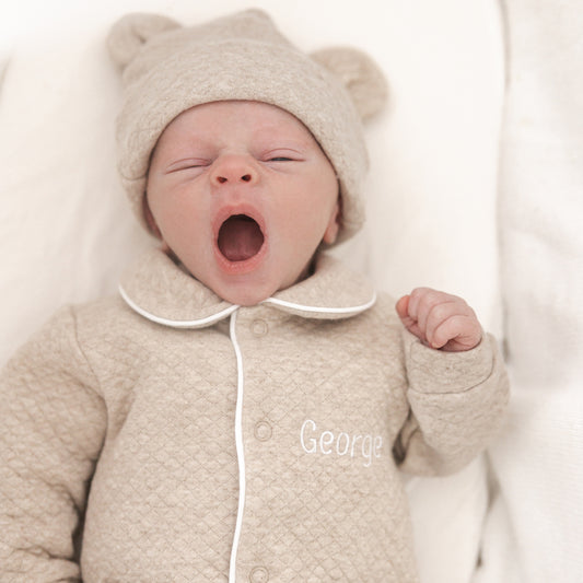 Detailfoto kraagje van kruippakje George in beige – fijne afwerking en heerlijke stof voor je kleintje
