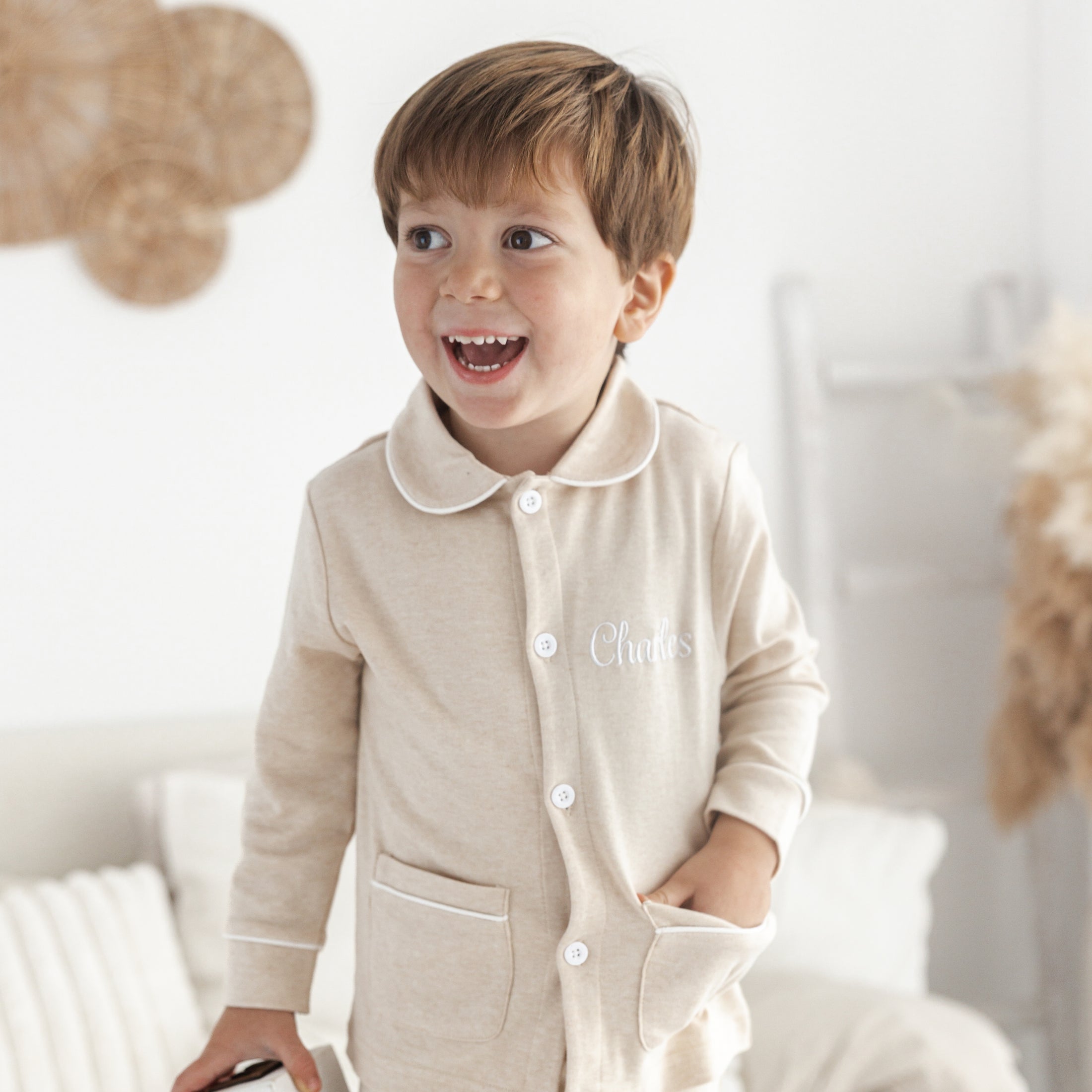 Beige pyjama Lou met wit biesje – zacht en stijlvol babypakje, perfect om te laten personaliseren.
