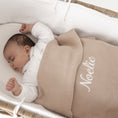 Afbeelding laden in Galerijviewer, Gepersonaliseerd Deken Emile – geborduurde naam in zachte tint op luxueus gebreid babydeken

