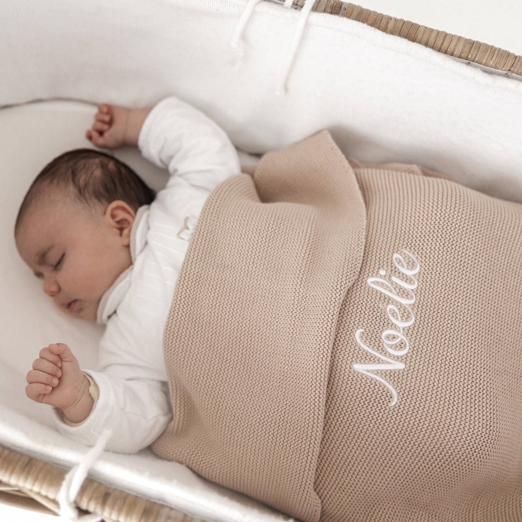 Gepersonaliseerd Deken Emile – geborduurde naam in zachte tint op luxueus gebreid babydeken
