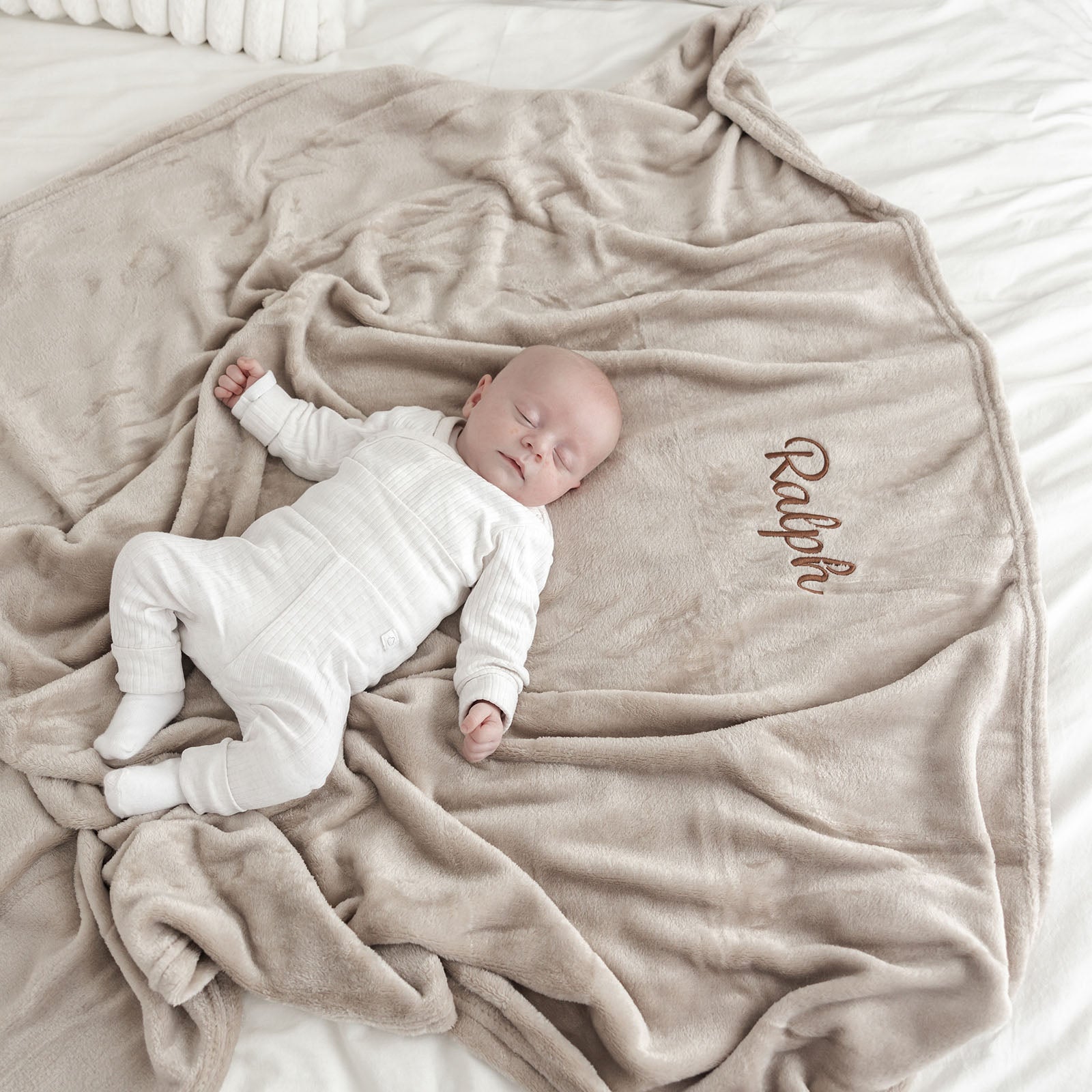 Zacht deken met naam geborduurd – Little Steps