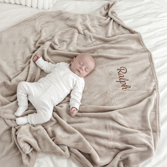 Zacht deken met naam geborduurd – Little Steps