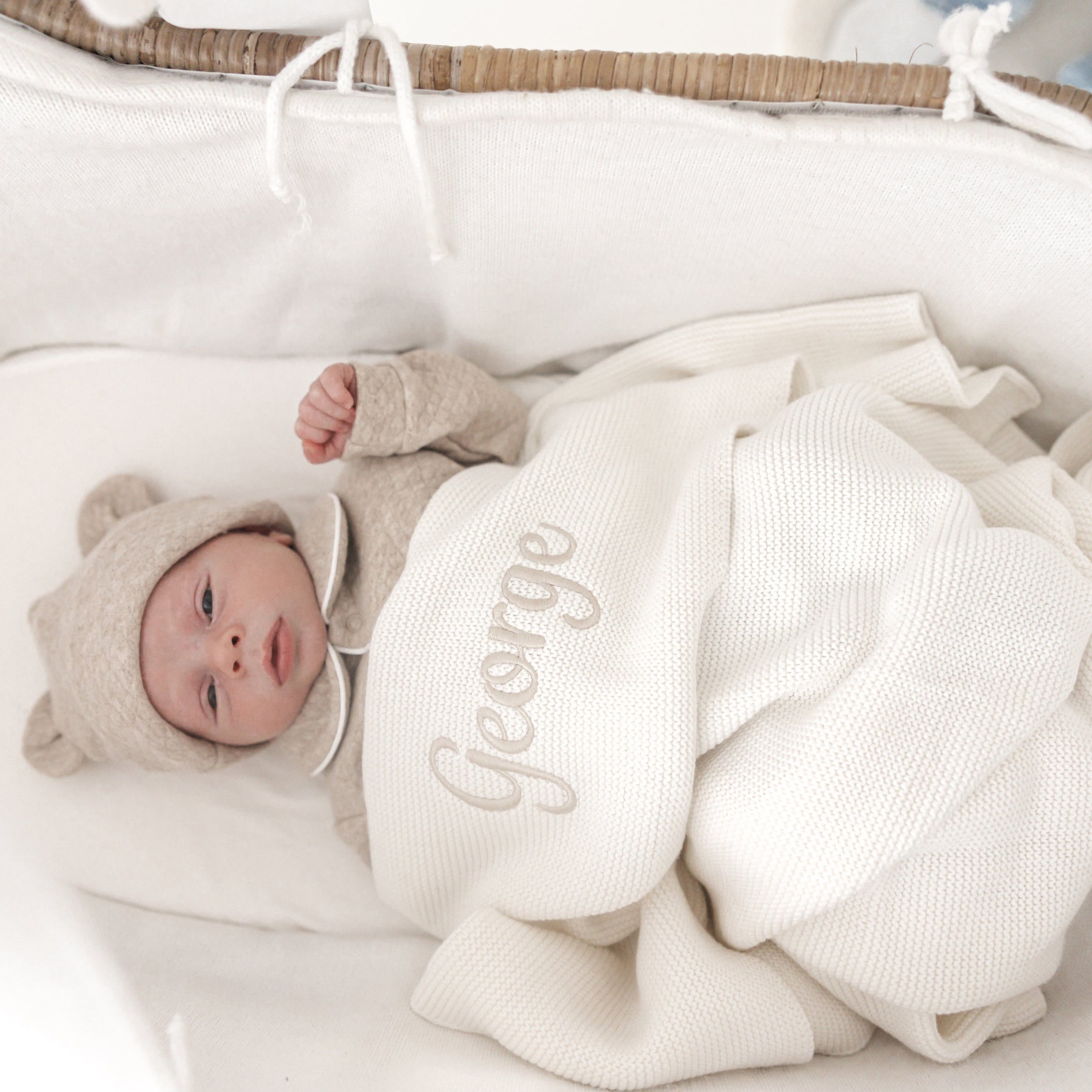 Deken Emile – gebreid babydeken met naam, zwaardere kwaliteit en fijne afwerking, handgemaakt door Little Steps