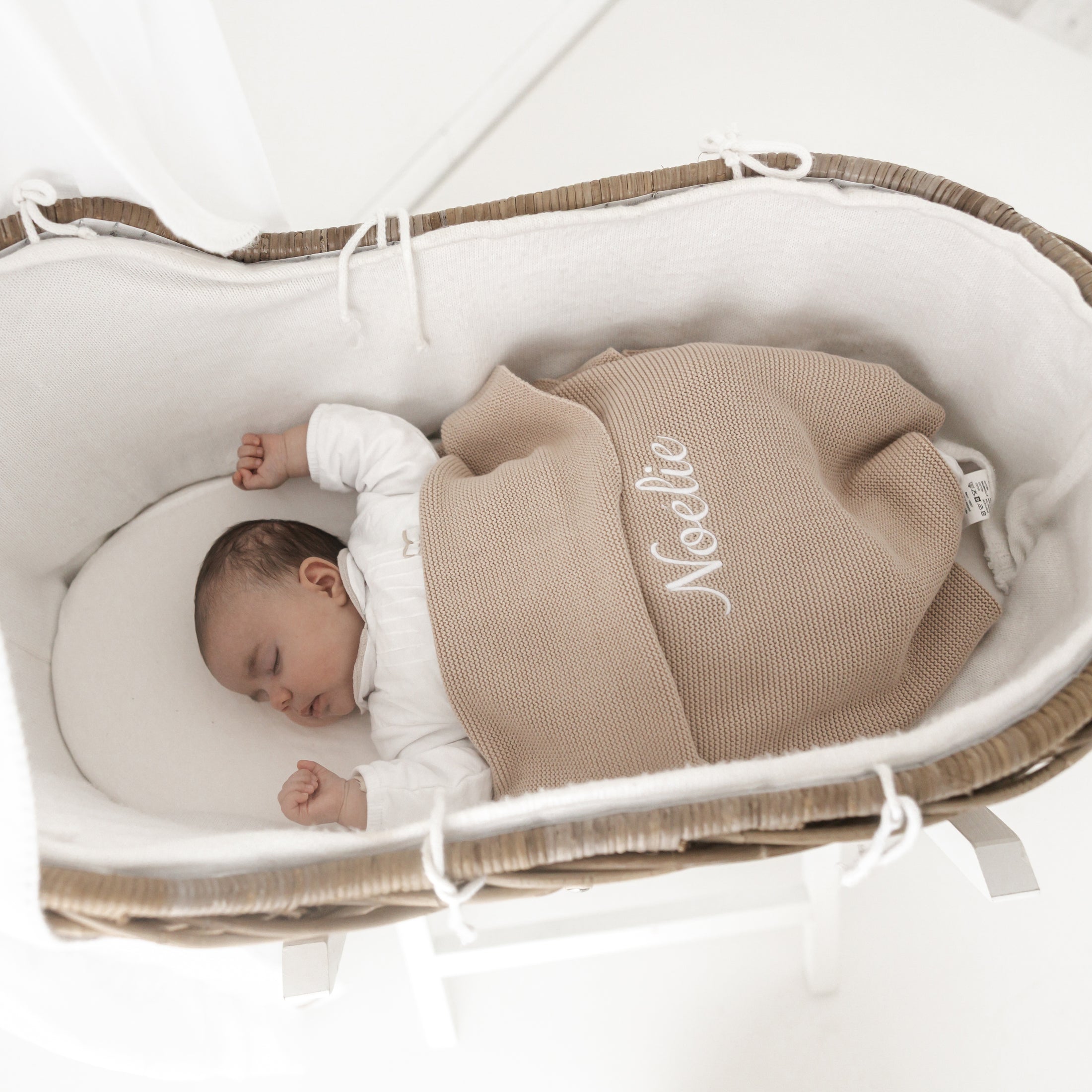 Gepersonaliseerd Deken Emile – geborduurde naam in zachte tint op luxueus gebreid babydeken