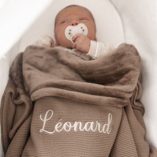 Deken Emile met fleece in wieg – warm babydeken met naam, perfect voor winterdagen of wandelingen