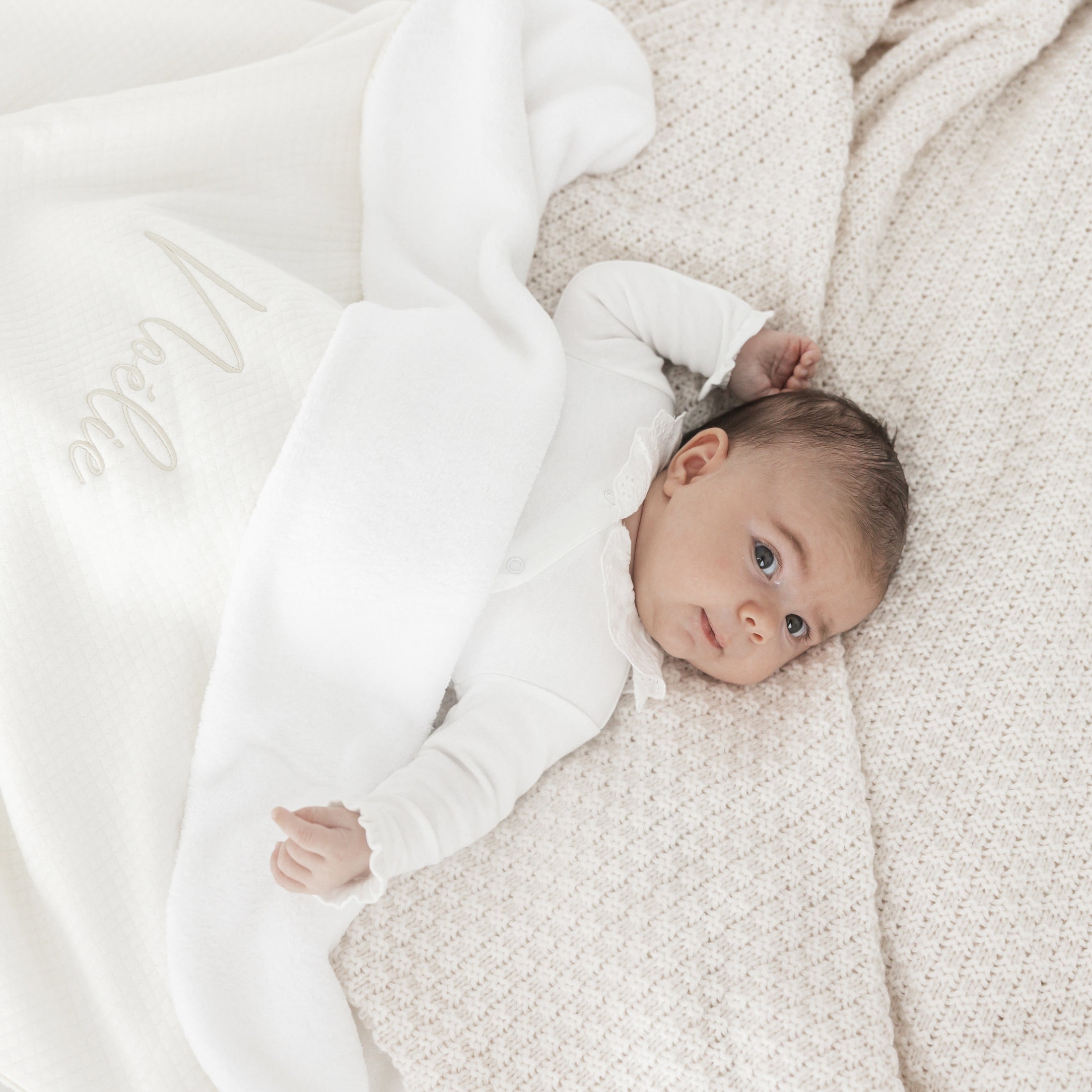 Deken Jules met bijpassende voetenzak en kruippakje – luxe gepersonaliseerde babycollectie van Little Steps in neutrale tinten