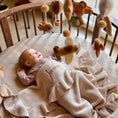 Afbeelding laden in Galerijviewer, Gebreid babydeken Julien met ruffle
