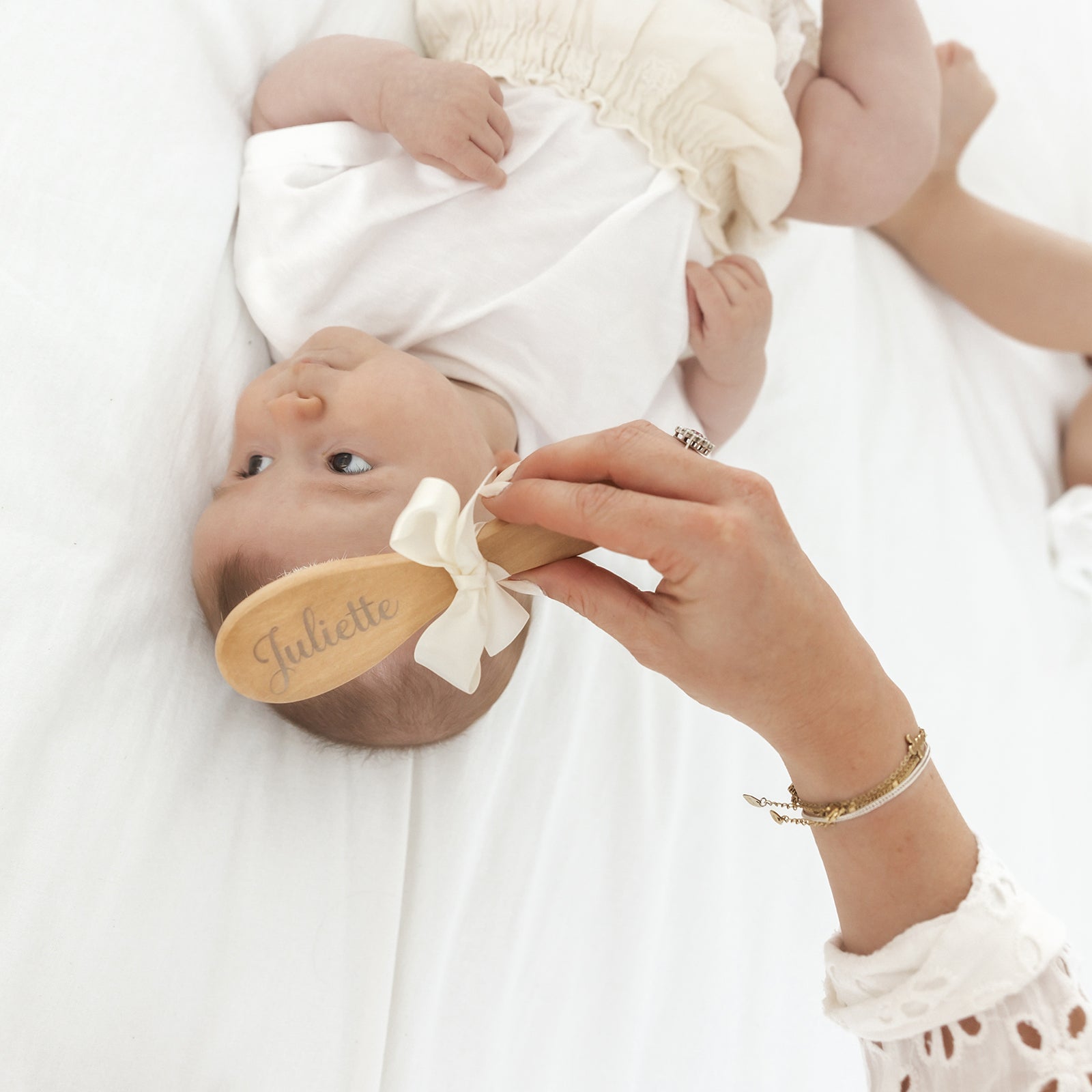 Detail van houten baby haarborstel met gegraveerde naam – natuurlijke houtstructuur en zachte borstelharen
