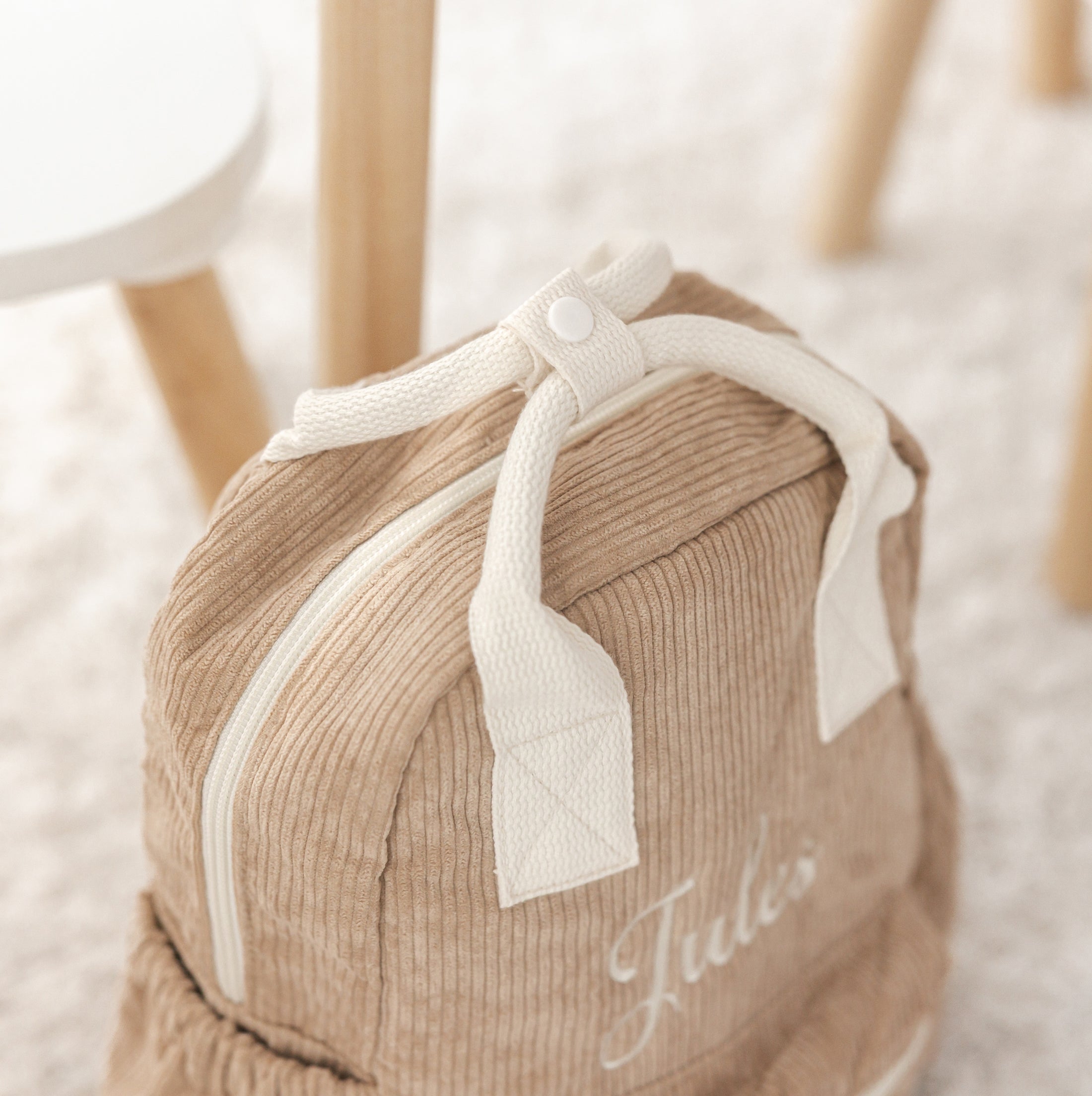 Detail van borduursel op Rugzakje Charlie – fijne afwerking en gepersonaliseerd met naam