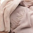 Afbeelding laden in Galerijviewer, Detail van roze Deken Emile met fleece – geborduurde naam en gebreide stof met luxueuze afwerking
