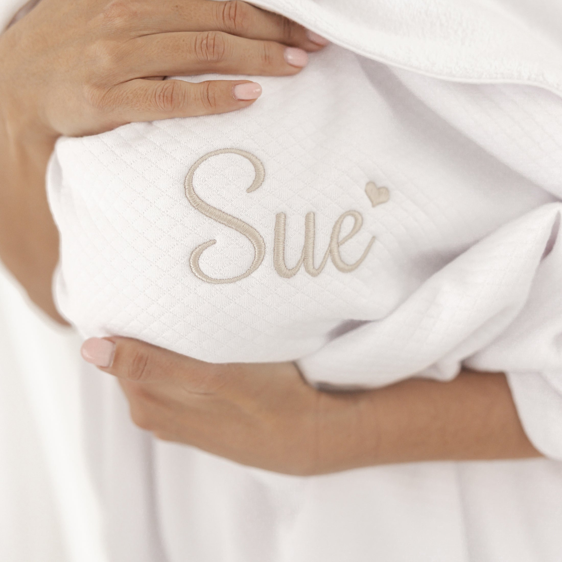 Detail van Deken Jules – fijn biesje tussen structuurstof en fleece, elegante afwerking van luxe babydeken