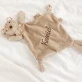 Afbeelding laden in Galerijviewer, Detail van Doudou Beertje – naam geborduurd op zacht knuffeldoekje, verfijnde afwerking in pluche stof
