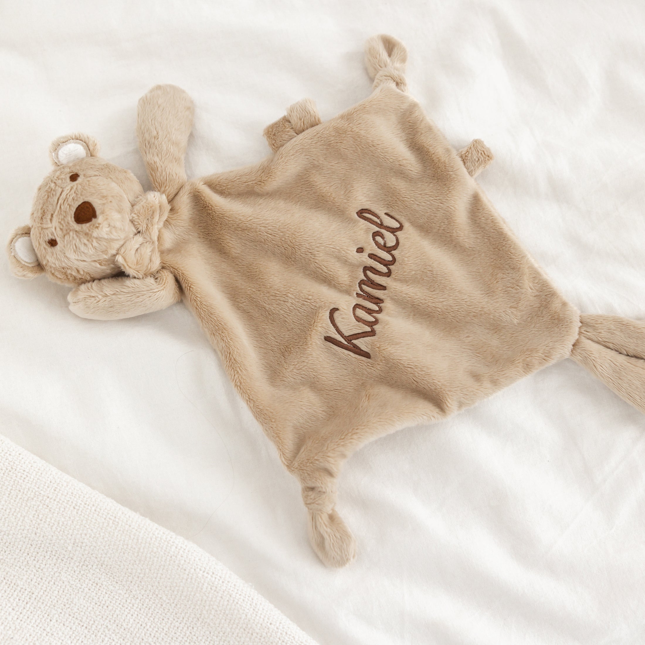 Detail van Doudou Beertje – naam geborduurd op zacht knuffeldoekje, verfijnde afwerking in pluche stof