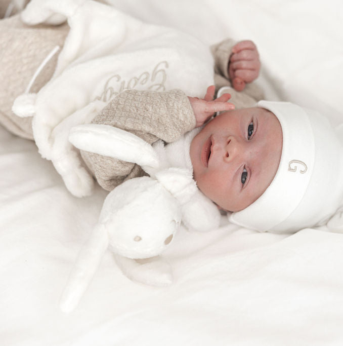 Lange oortjes en fluweelzachte stof van Doudou Konijntje – comfortabel en veilig knuffeldoekje voor baby’s