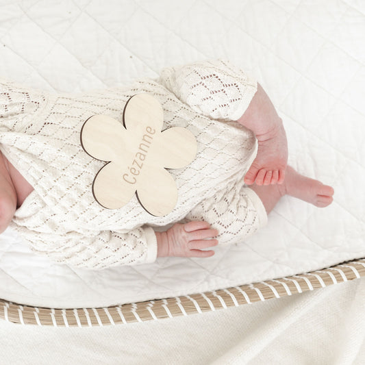 Detail van gegraveerde naam op geboortebordje bloem – warme houten afwerking, gepersonaliseerd cadeau