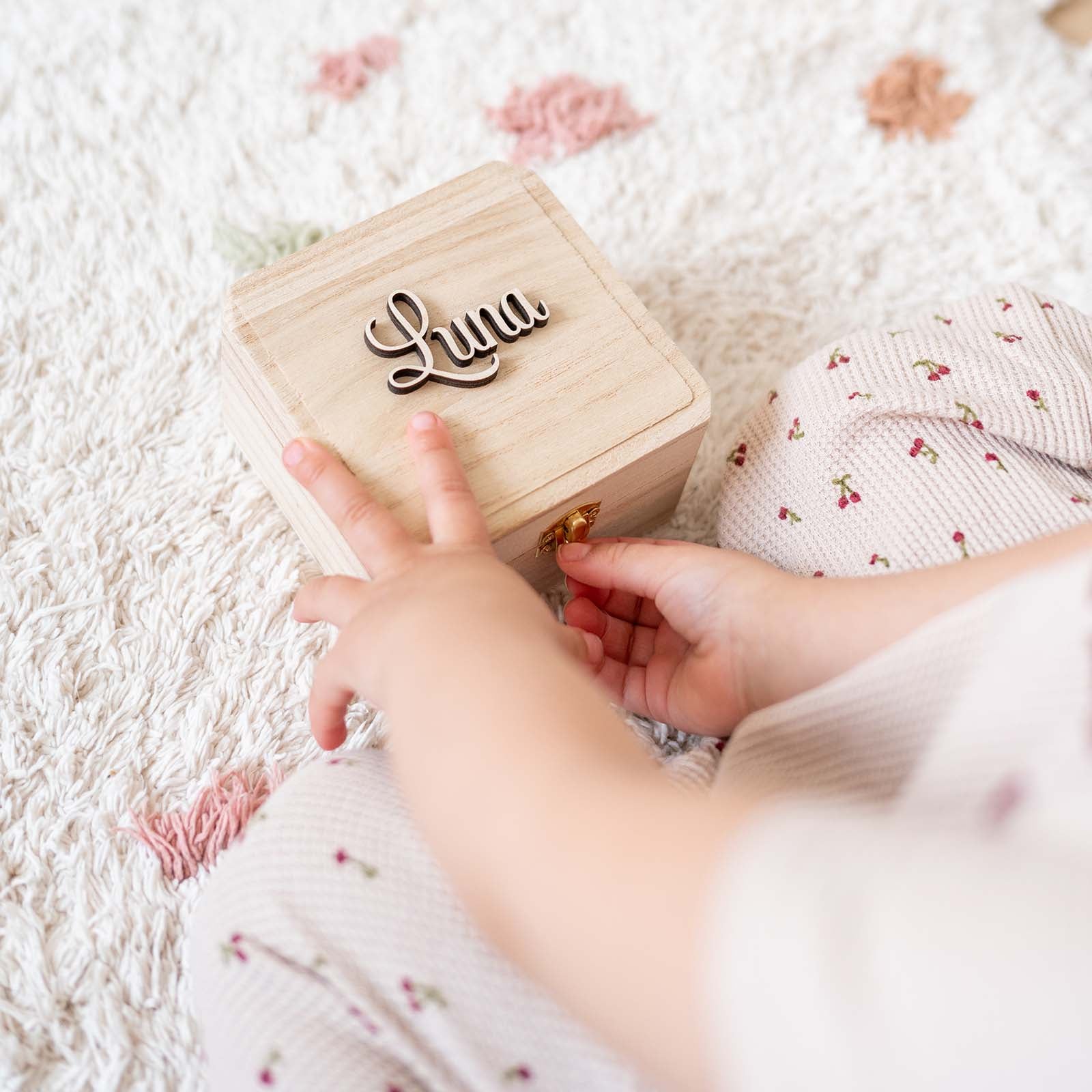 Detail van houten doosje met gegraveerde naam – natuurlijke houtstructuur en verfijnde afwerking