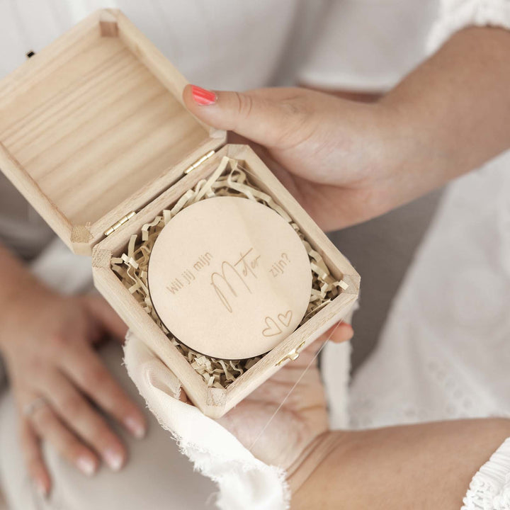 Detail van houten doosje met boodschap – gegraveerde tekst op houten schijfje, persoonlijk cadeau van Little Steps