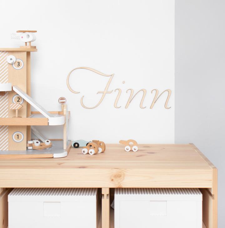 Detail van houten naam – natuurlijk hout en fijn uitgesneden lettertype, handgemaakt in België