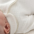 Afbeelding laden in Galerijviewer, Detail van Kruipakje Lucie – fijn biesje in zachte tint, elegante afwerking van luxe babykleding uit de collectie van Little Steps
