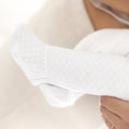Afbeelding laden in Galerijviewer, Fijn biesje van Kruippakje Liz – elegante afwerking van wit luxe babykruippakje uit de collectie van Little Steps
