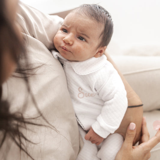 Detail van Kruippakje Liz – gepersonaliseerde borduring met naam in kleur naar keuze op helderwit babykruippakje