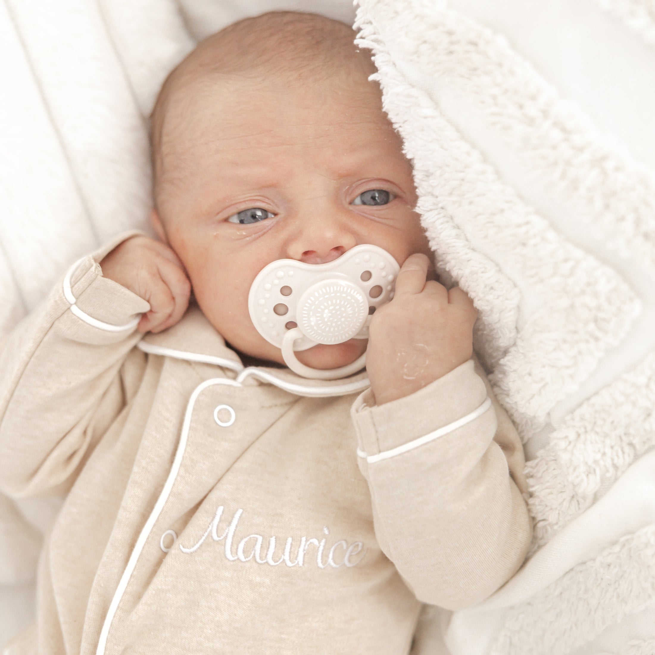 Kraagje van Kruippakje Lou met witte bies – elegante afwerking van gepersonaliseerd babykruippakje in zachte stof