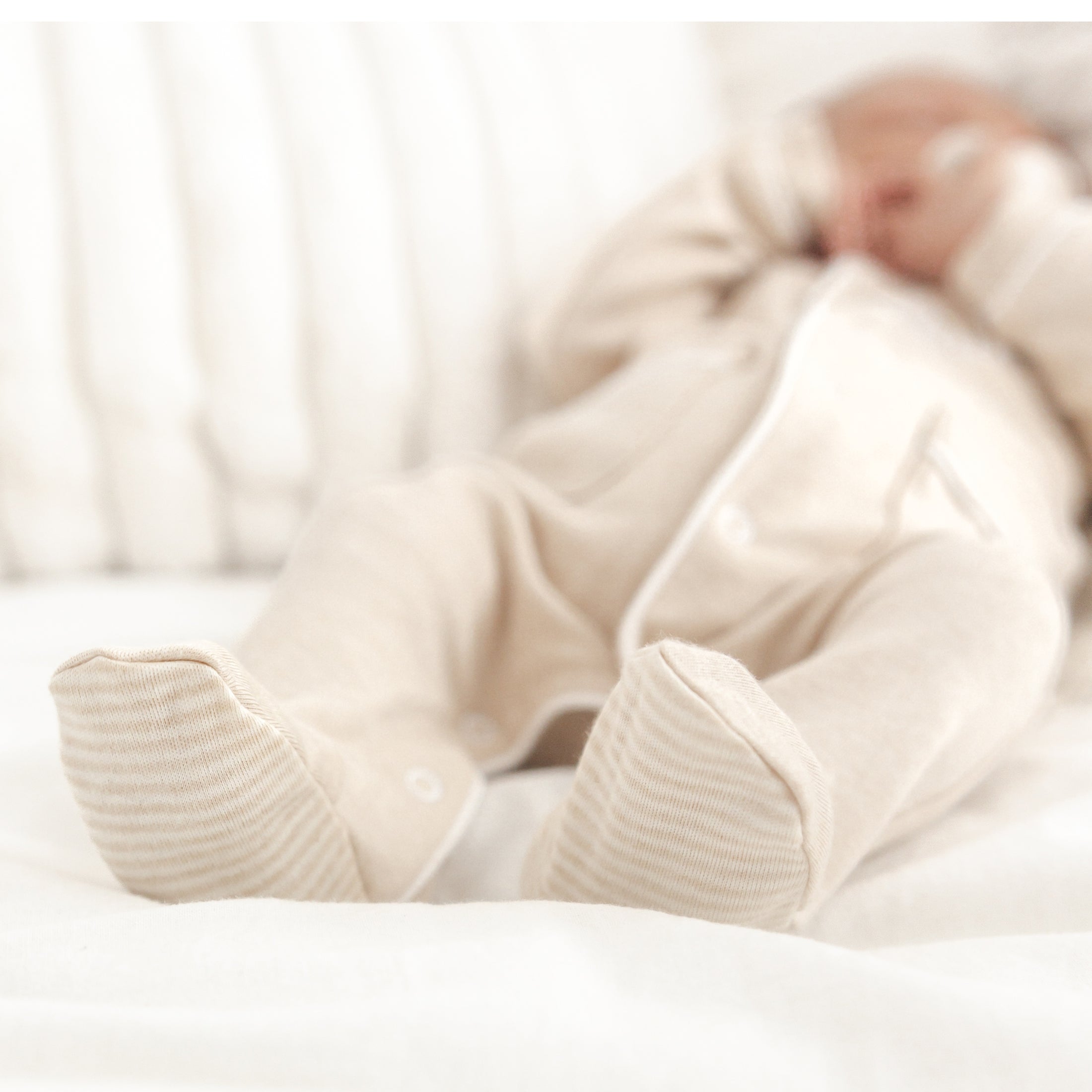 Detail van Kruippakje Lou – zacht patroontje op de voetjes, comfortabel en stijlvol babykruippakje met geborduurde naam