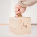 Afbeelding laden in Galerijviewer, Detail van houten spaarpot kubus met gegraveerde naam – verfijnde en persoonlijke afwerking, handgemaakt in België
