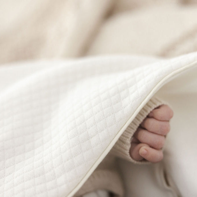 Structuur van de stof van voetenzak voor kinderwagen – hoogwaardige afwerking en zachte binnenkant voor babycomfort