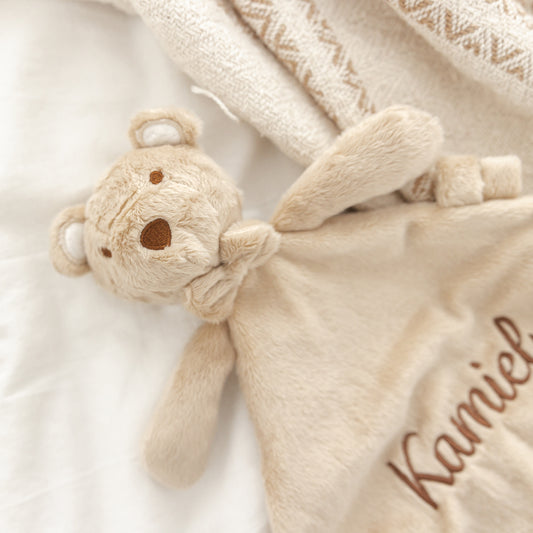 Doudou Beertje met lintjes onderaan – handig om een speentje vast te maken, zacht en veilig knuffeldoekje voor baby’s