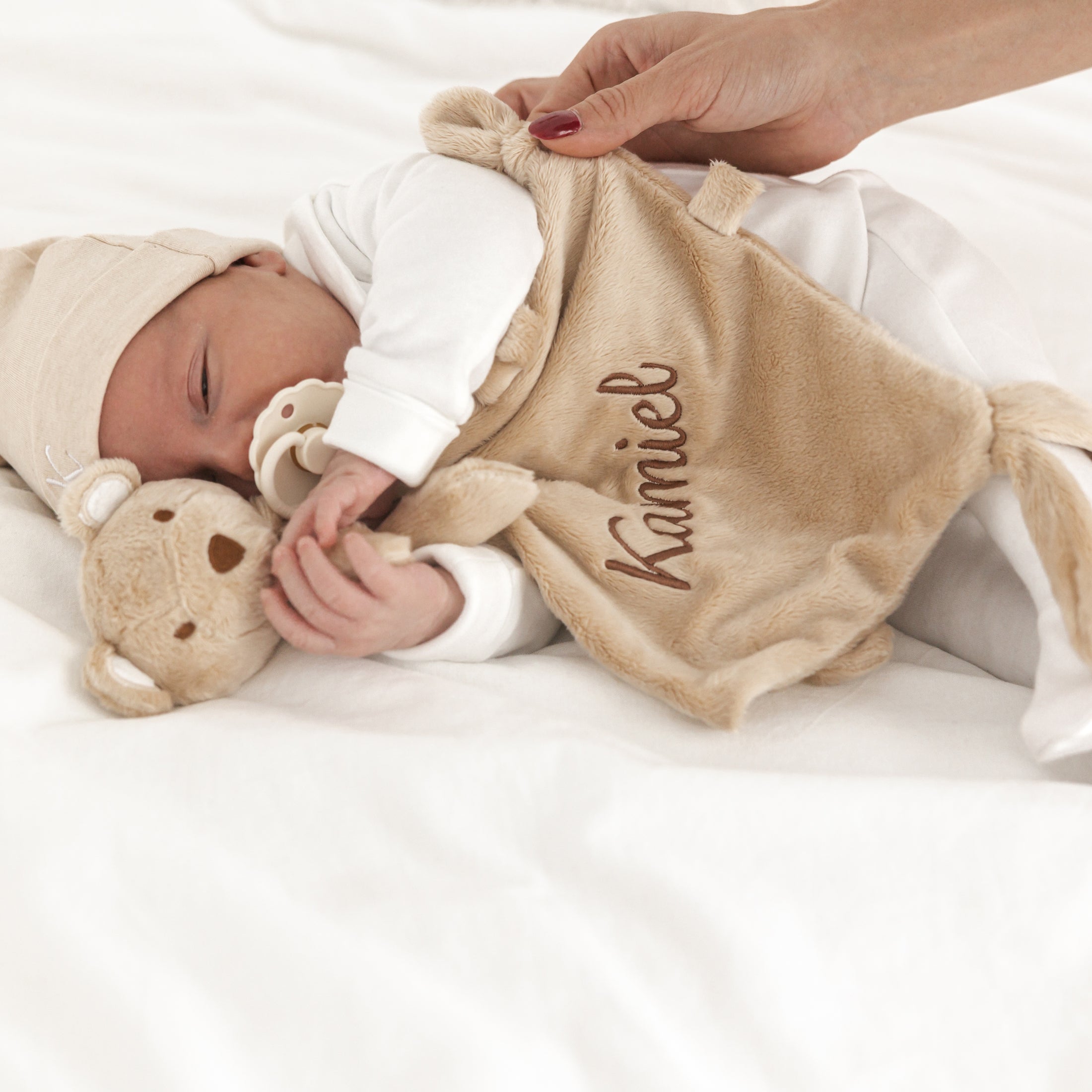 Doudou Beertje met naam – zacht, gepersonaliseerd knuffeldoekje in pluche stof met strikje, handgemaakt door Little Steps
